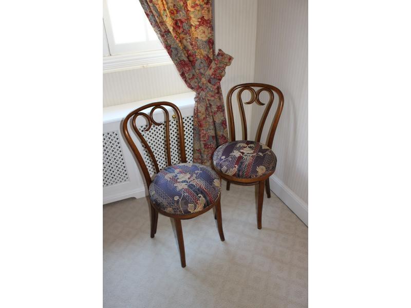 PAIRE DE CHAISES en chêne, à dossier ajouré...