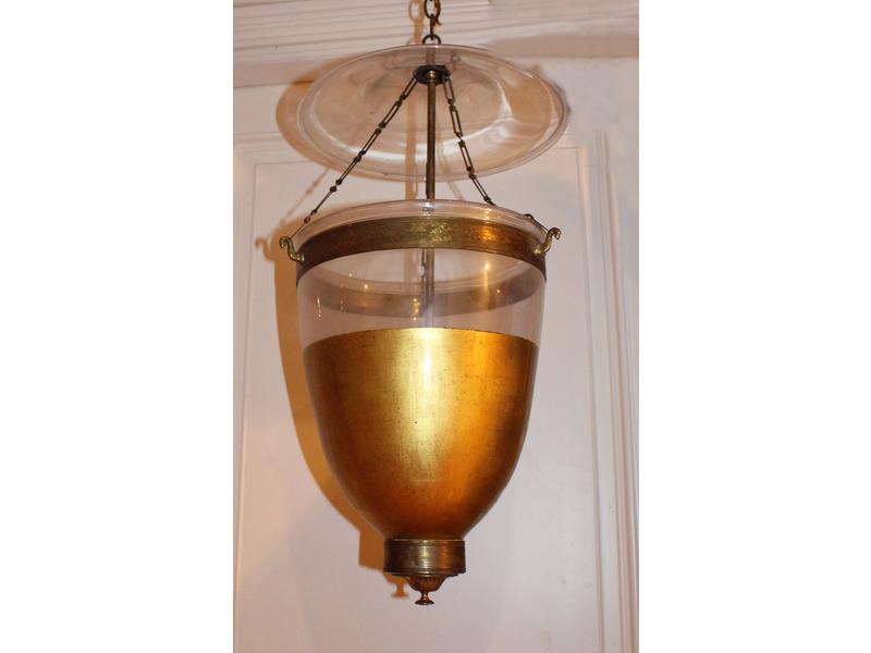 LANTERNE en verre de forme ovoïde.
