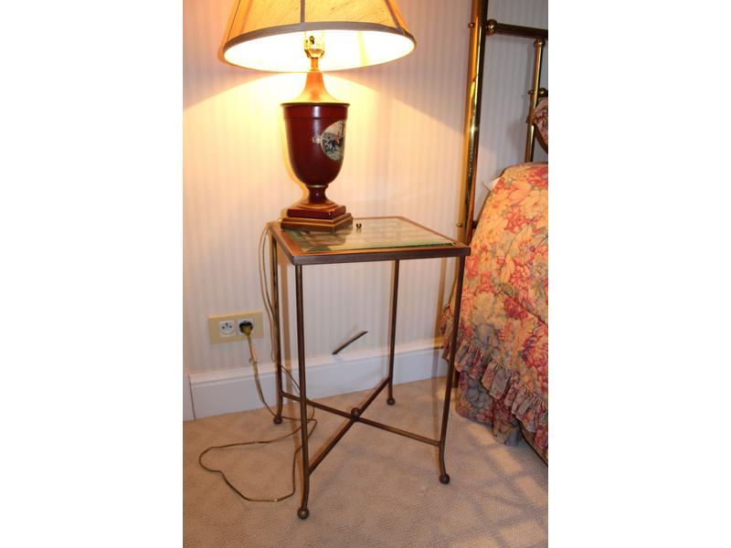 LOT : comprenant UNE PETITE TABLE BASSE rectangulaire...