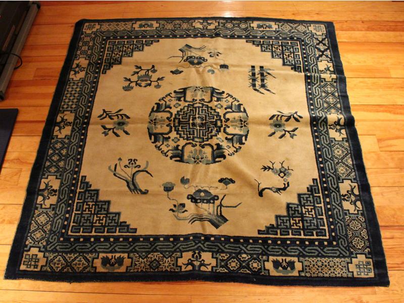 TAPIS en laine à décor en son centre d’un...