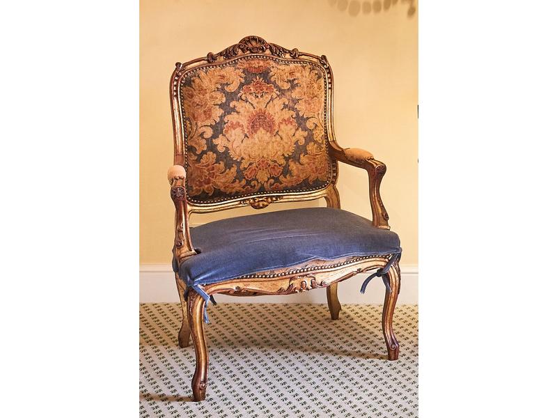 PAIRE DE FAUTEUILS à dossier plat, dit "à...