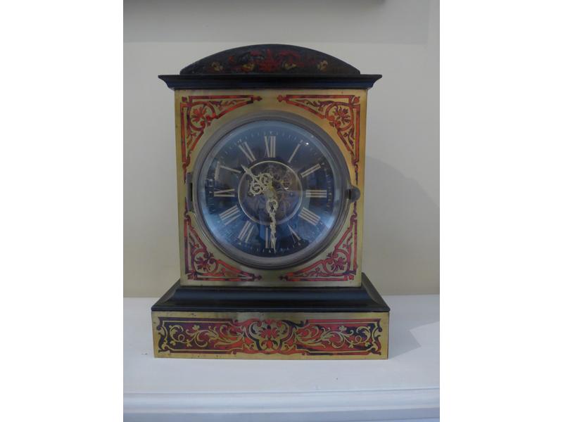 PENDULE BORNE ou RELIGIEUSE en marqueterie...