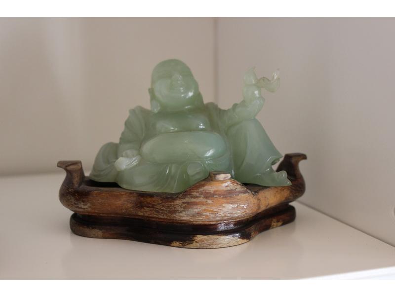 BOUDDHA en quartz vert, assis, tenant dans...