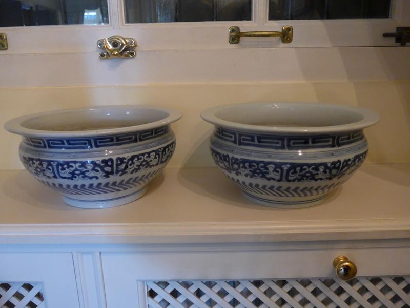 PAIRE DE COUPES rondes en porcelaine émaillée...