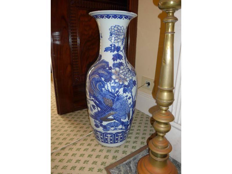 GRAND VASE balustre en porcelaine émaillée...