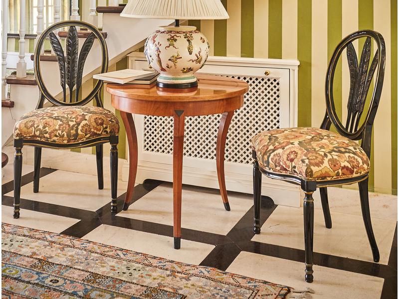 QUATRE CHAISES en bois laqué noir, à dossier...