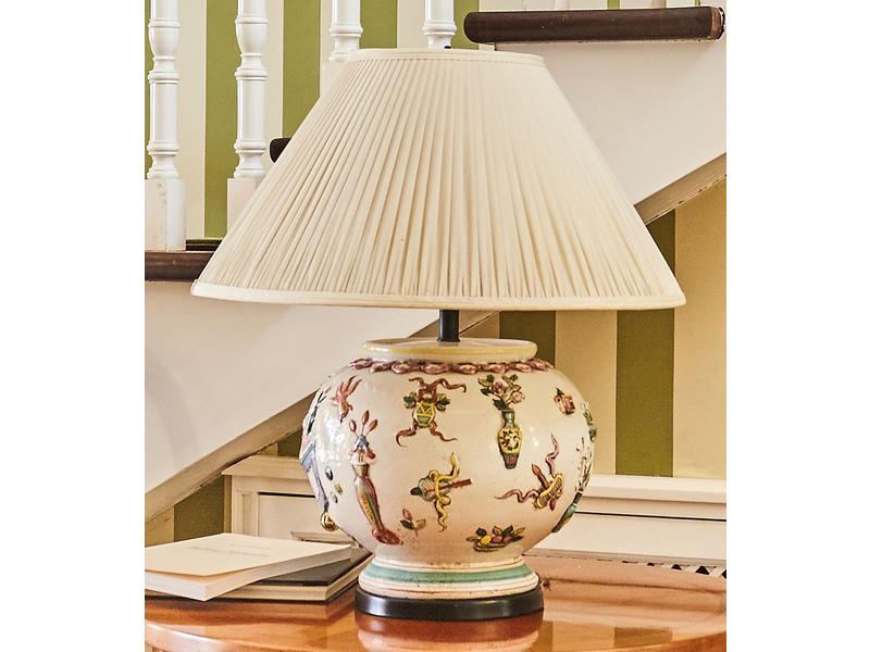 LAMPE boule en grés émaillé à décor en relief...