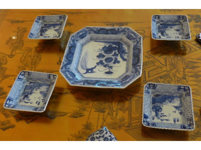QUATRE COUPELLES ET UN PLAT carré, en porcelaine...