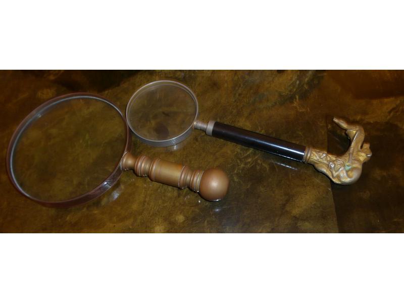 DEUX LOUPES, une à manche en laiton, l'autre...