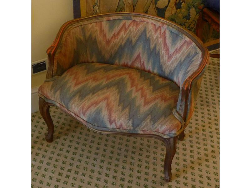 PETIT FAUTEUIL "bout de pied" de forme corbeille,...
