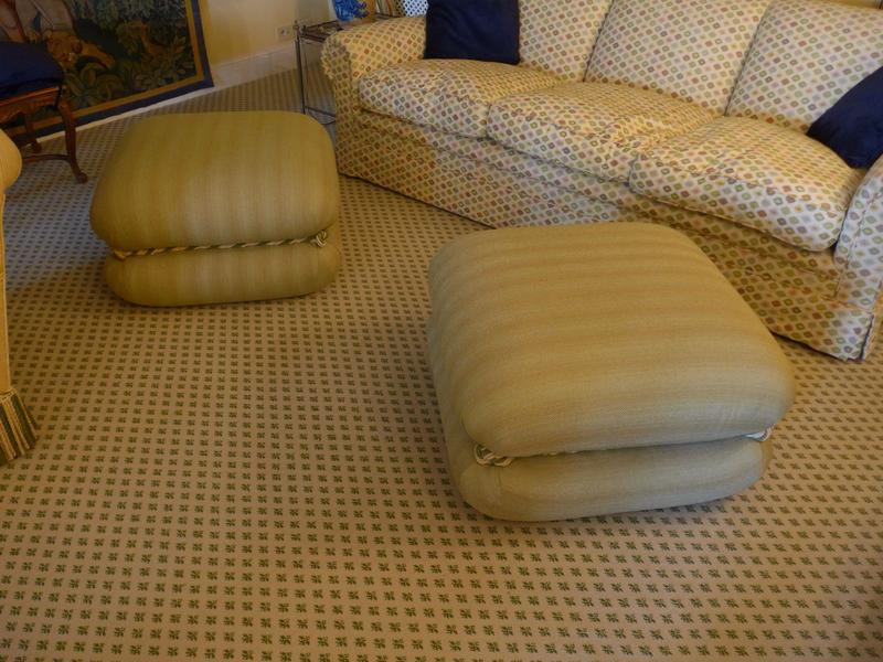 DEUX POUFS carrés ceinturés en tissu jaune...
