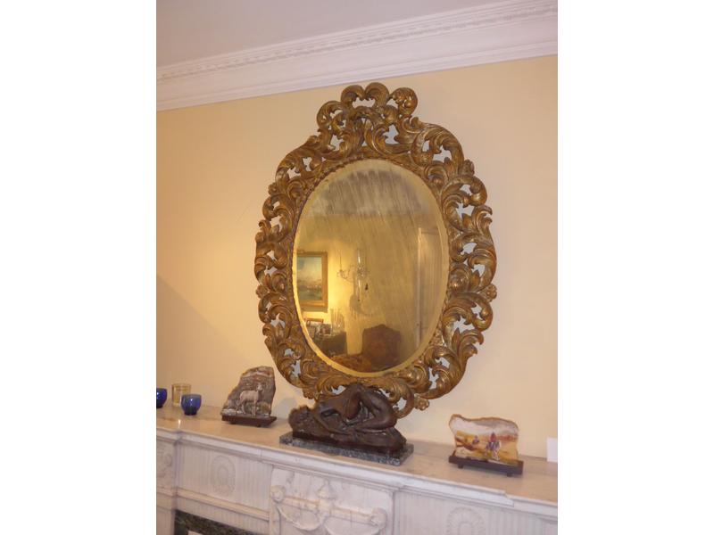 MIROIR ovale dans un cadre en bois sculpté...