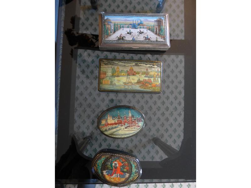 QUATRE BOÎTES rectangulaires ou ovales en...