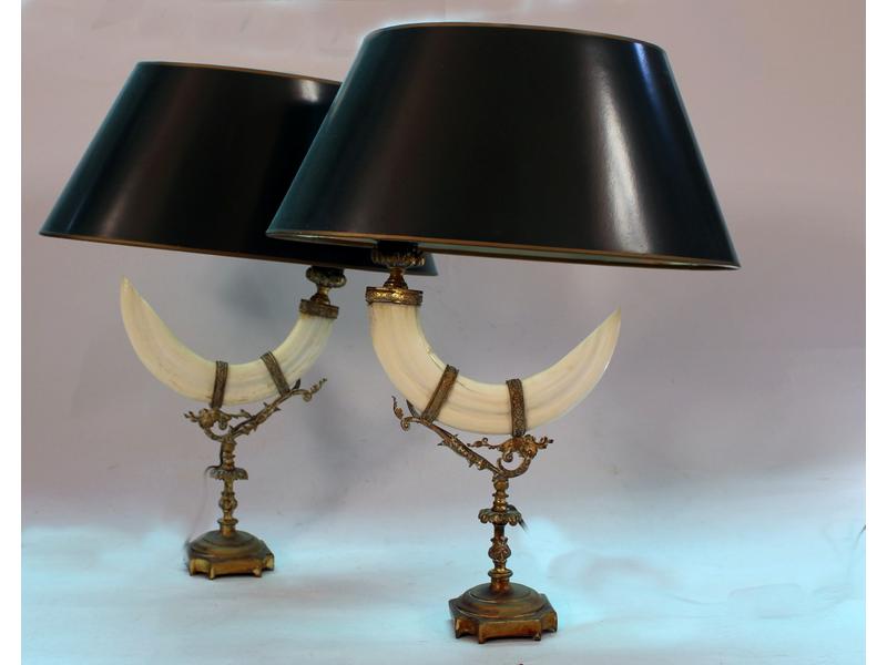 PAIRE DE LAMPES à piètement en bronze et...