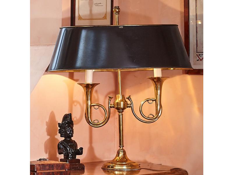 LAMPE en laiton à deux lumières, en forme...