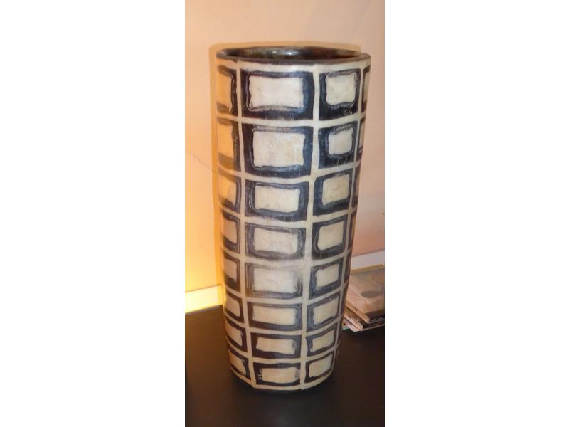 VASE cylindrique en céramique à décor géométrique...