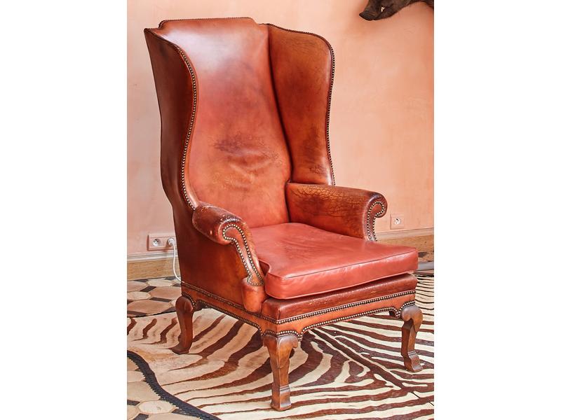 PAIRE DE LARGES FAUTEUILS à haut dossier...