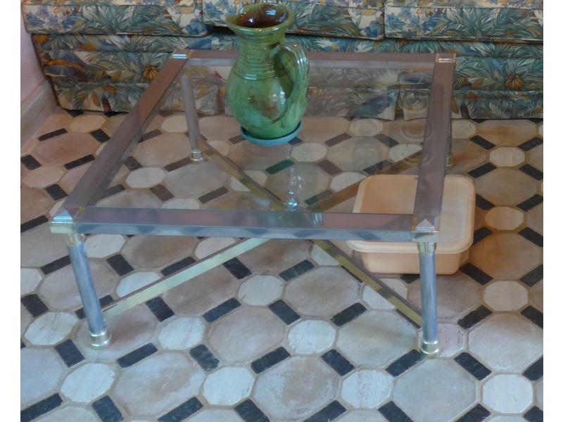 TABLE BASSE de forme carrée en métal doré...