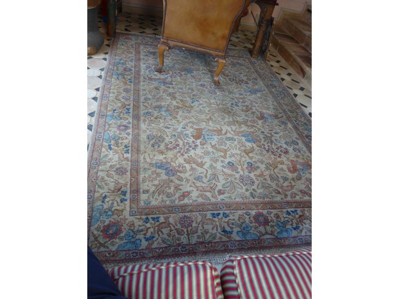 TAPIS EN LAINE à décor polychrome de scènes...