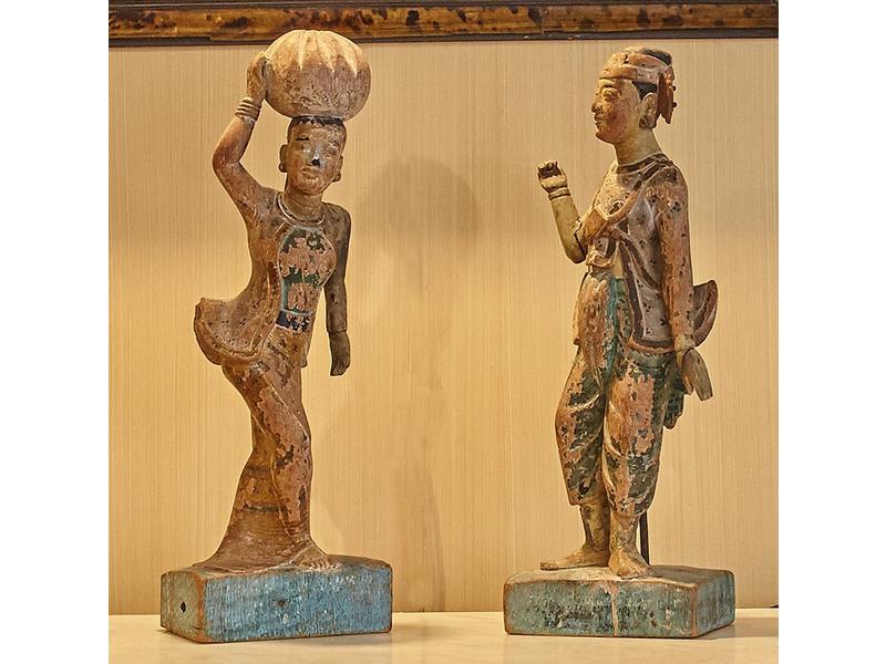 DEUX FIGURINES en bois sculpté avec traces...