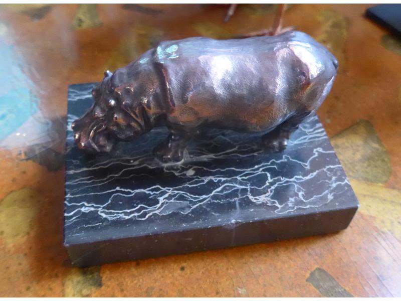 PRESSE-PAPIER « hippopotame » en bronze argenté...