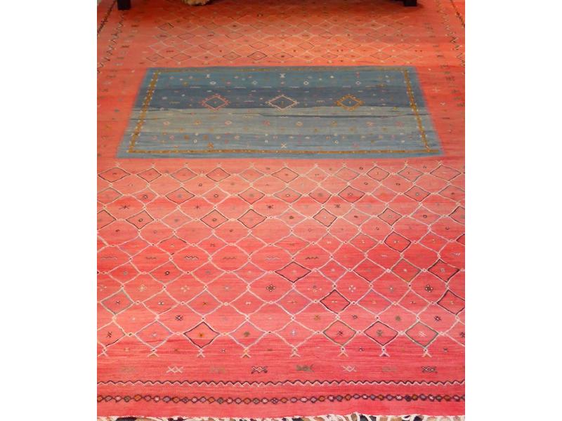 IMPORTANT TAPIS KILIM rouge, à décor d’un...