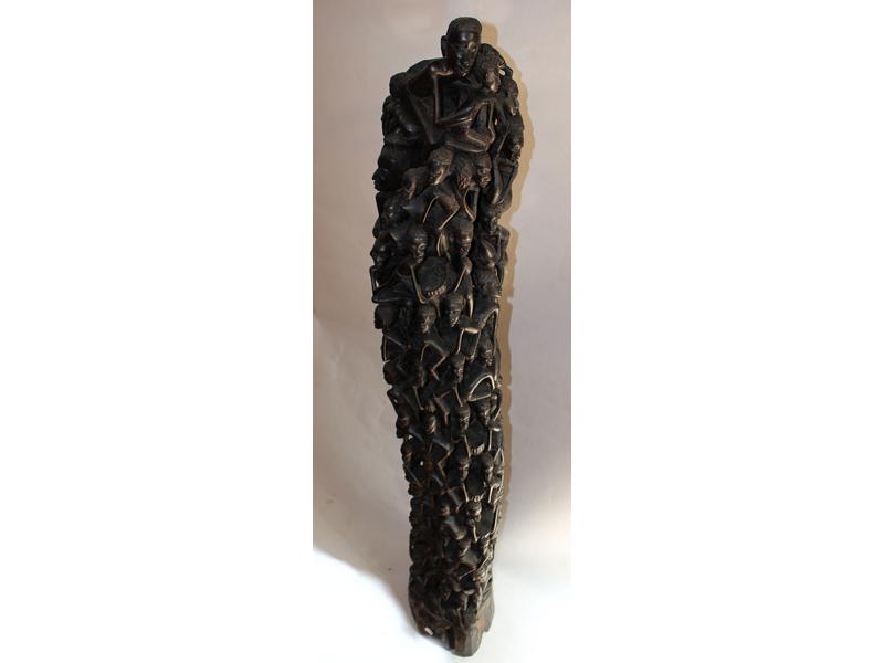 IMPORTANT TOTEM en bois exotique représentant...