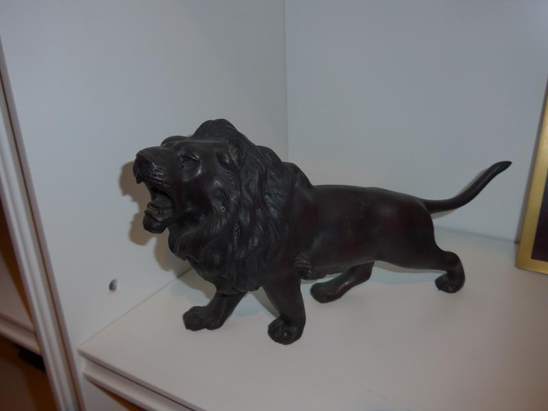 LION rugissant en bronze à patine brune.