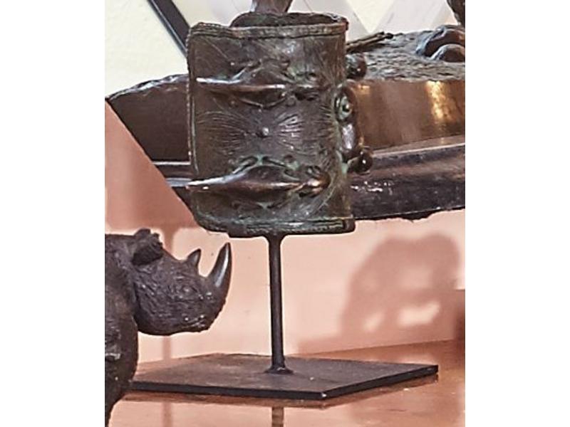 PAIRE DE BRACELETS DE PIEDS en bronze patiné...