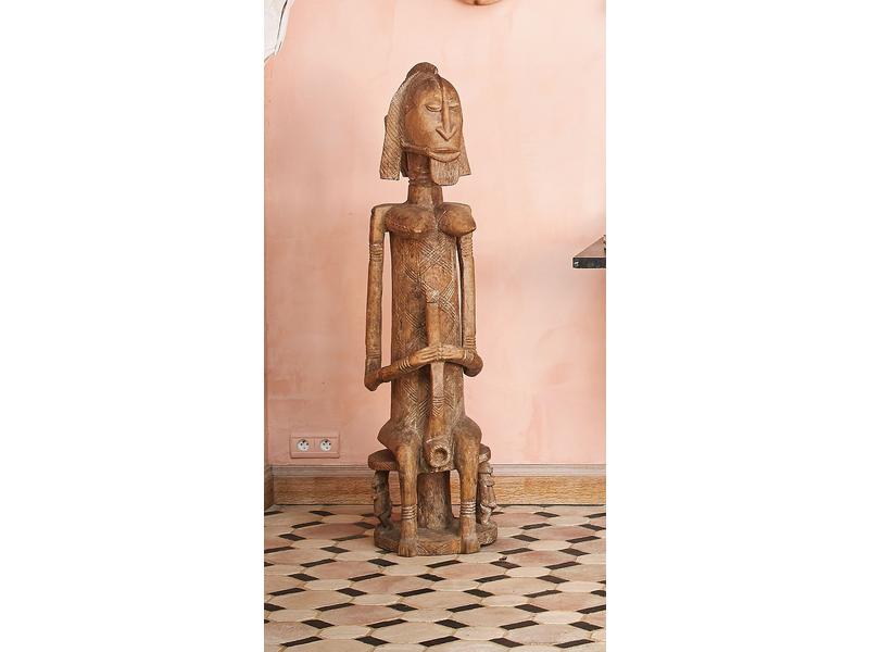 IMPORTANTE SCULPTURE en bois brun sculpté,...