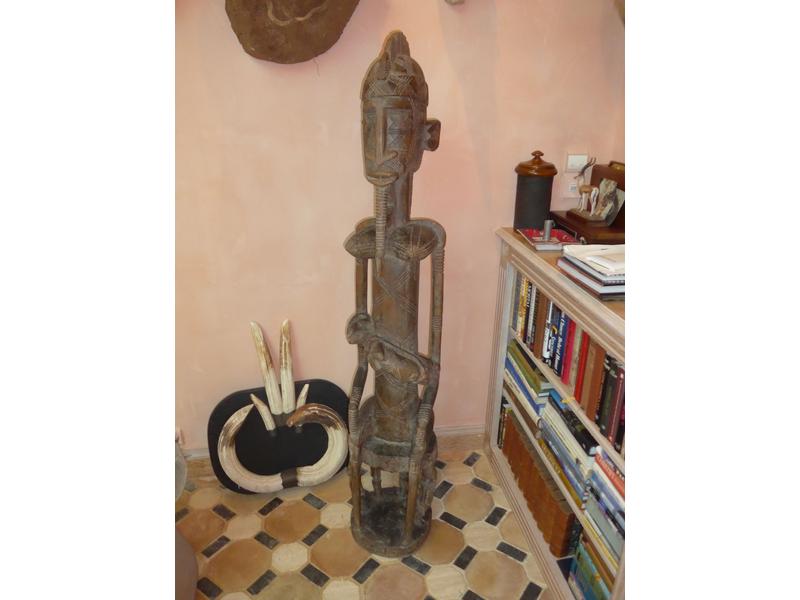 IMPORTANTE SCULPTURE féminine, en bois brun...