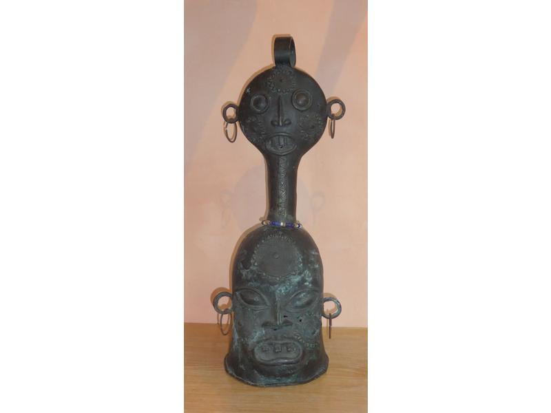 MASQUE CIMIER en bronze à patine verte, les...