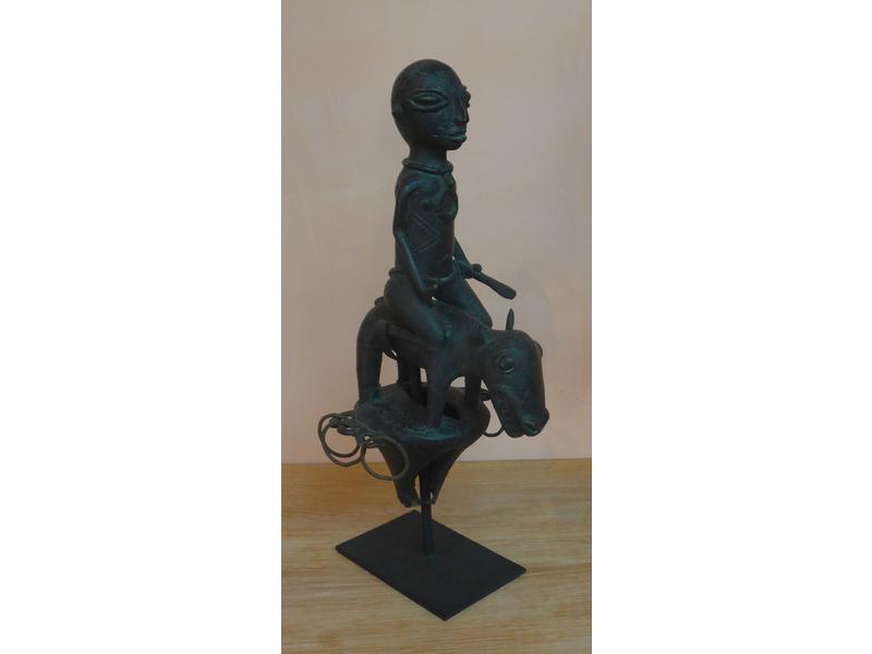 STATUETTE TROPHEE en bronze à patine brun...