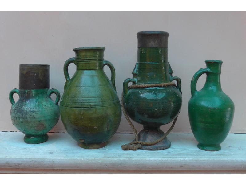 CINQ POTS en céramique vernissée vert, de...