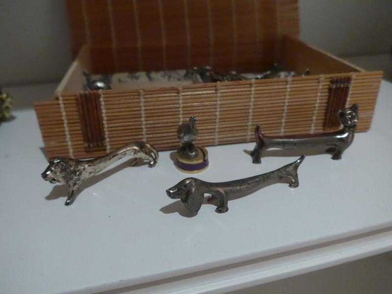 SERIE DE PORTE-COUTEAUX représentant des...