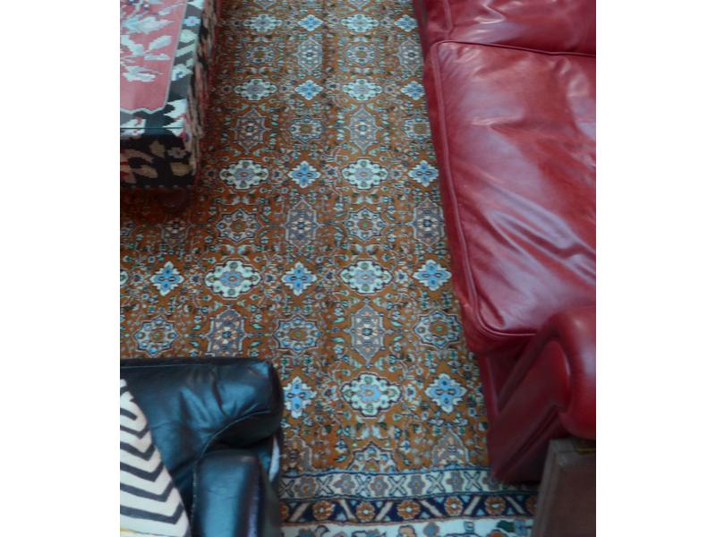 GRAND TAPIS en laine dans les tons orange...