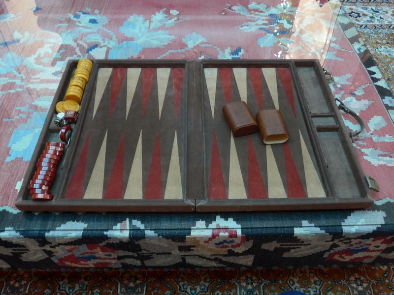 JEU DE BACKGAMON dans une mallette en velours...
