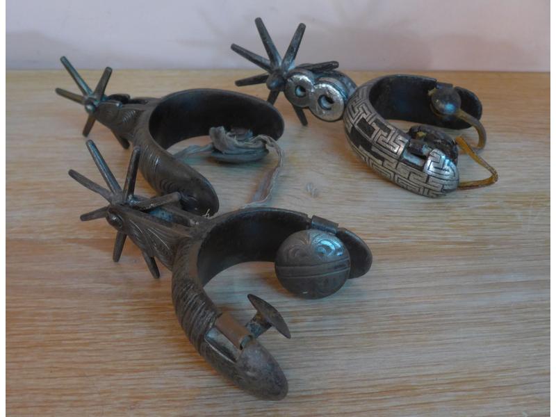 PAIRE D’EPERONS de gauchos en fer battu ciselé...