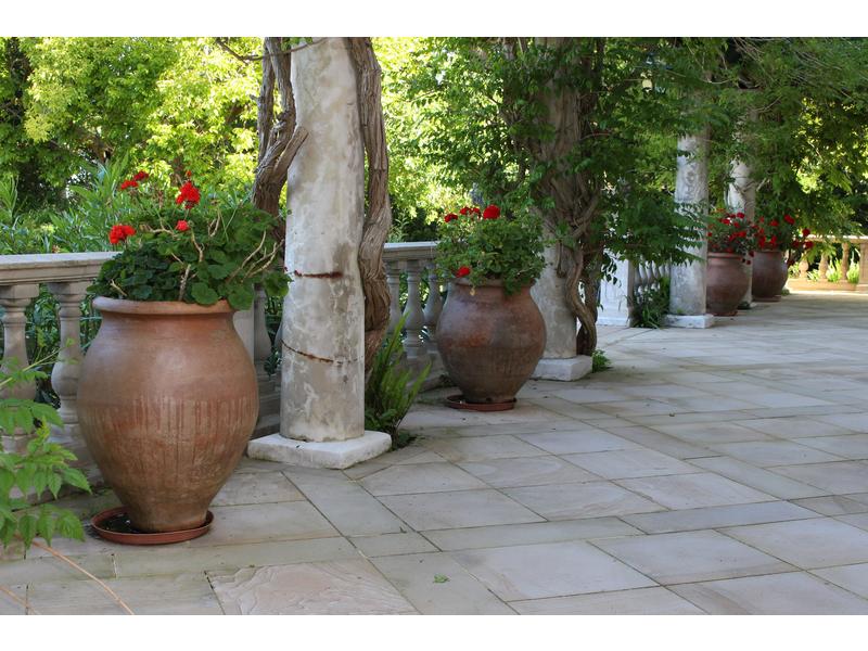 QUATRE IMPORTANTES JARRES de forme balustre...