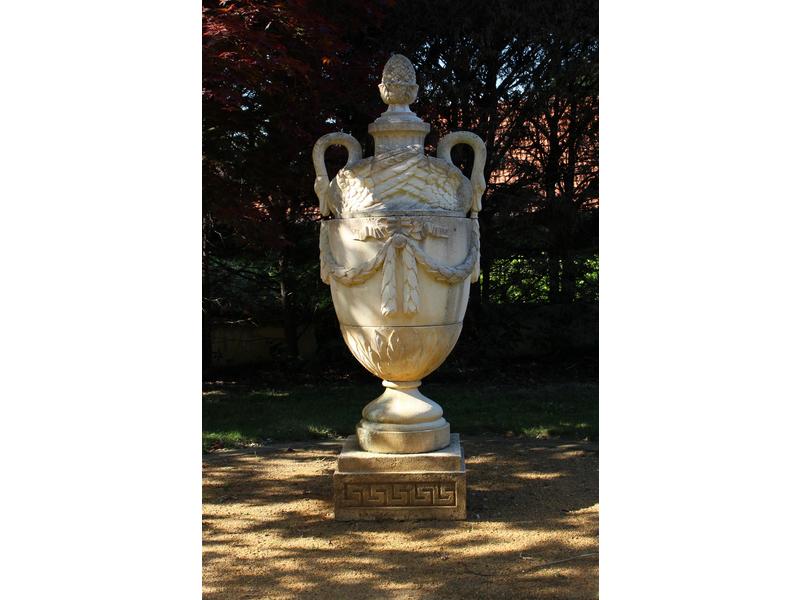 IMPORTANT VASE balustre en pierre reconstituéblanche,...