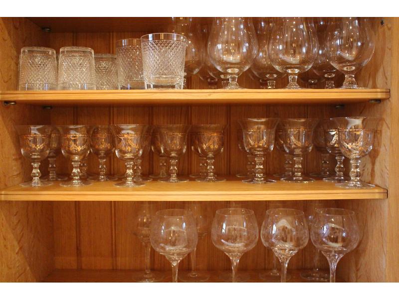 PARTIE DE SERVICE DE VERRES A PIEDS comprenant...
