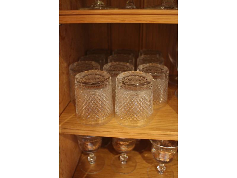 ONZE VERRES à whisky, en verre taillé en...