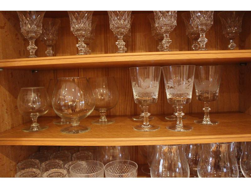 CINQ VERRES en cristal à décor de volati...