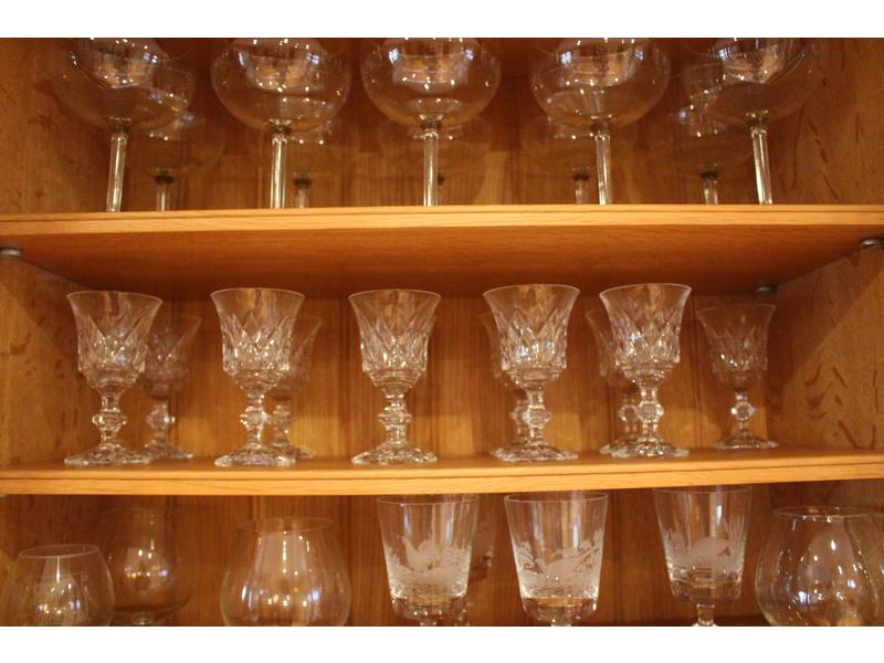 ONZE VERRES A VIN à pied en verre taillé...