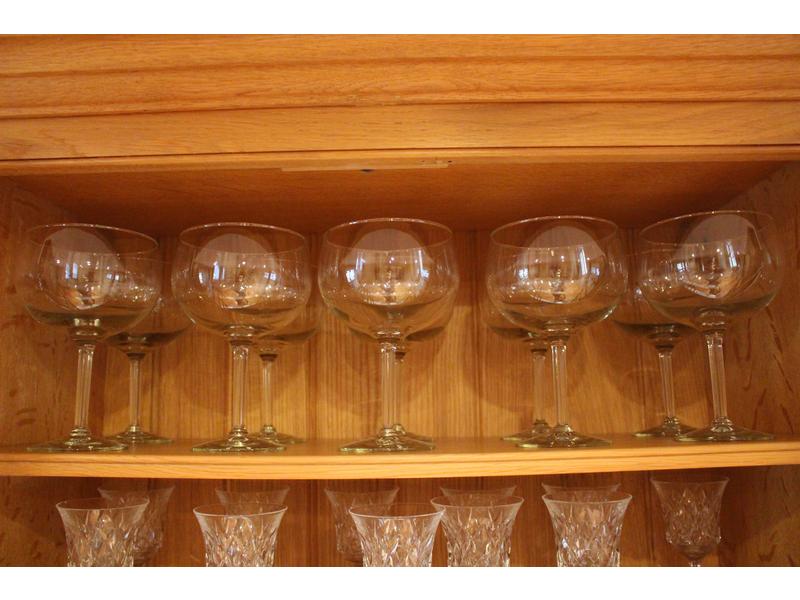 DIX VERRES BALLONS à pied, en verre.