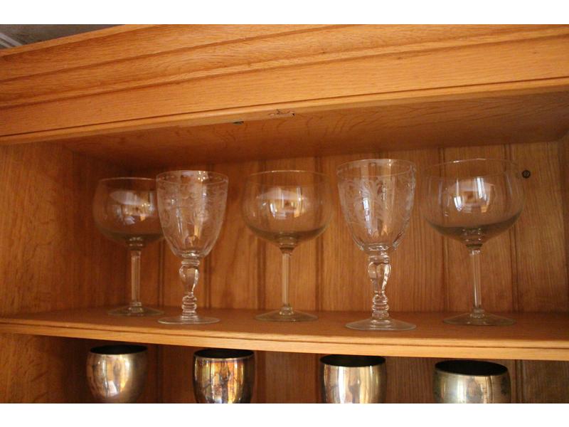 PAIRE DE VERRES en cristal taillé de rinceaux...