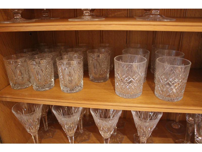 ONZE VERRES à alcool en verre taillé en pointes...