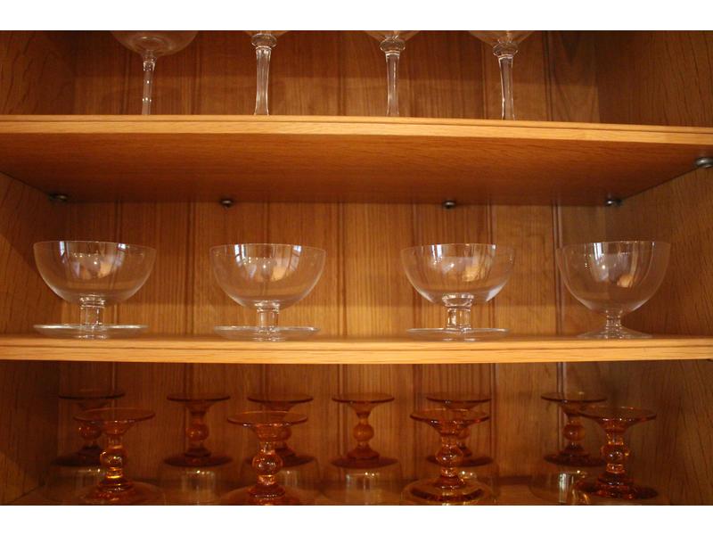 SIX COUPES à glace, en verre, de forme tulipe...
