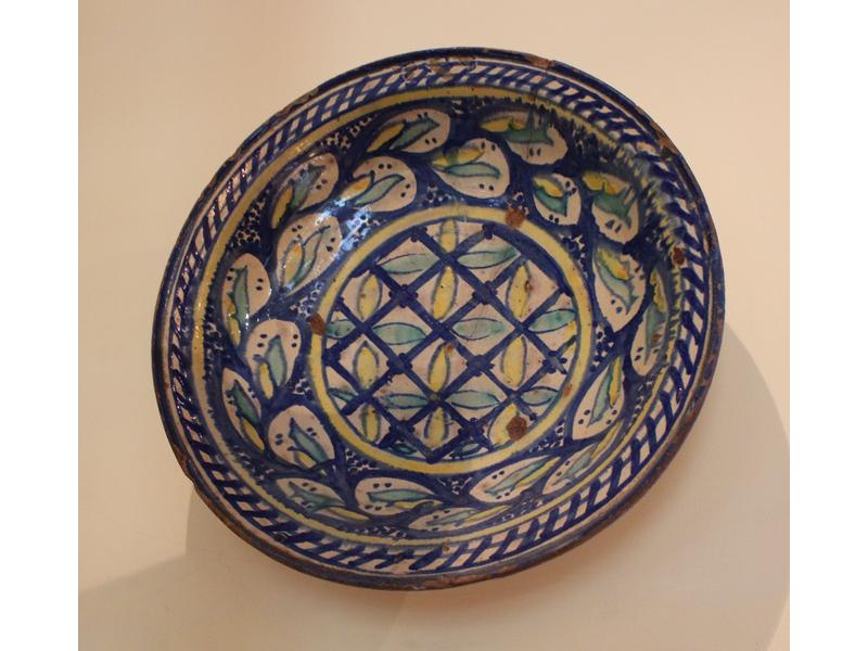 LOT de coupes creuses en céramique polychrome...