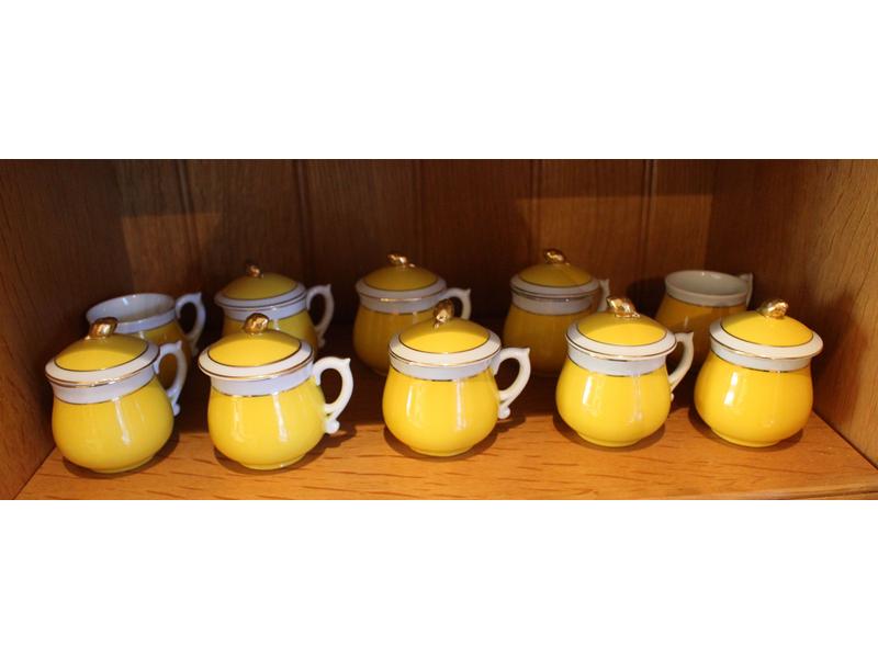 DOUZE POTS A CREME couverts en porcelaine...